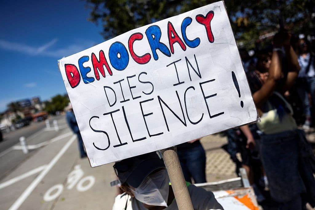 <b>En Los Ángeles:</b>
<br>Cientos de personas se congregaron desde temprano en Los Feliz dirigiendo además mensajes a otras personas para que no teman expresar sus inquietudes. "La democracia muere en silencio", se lee en este cartel.