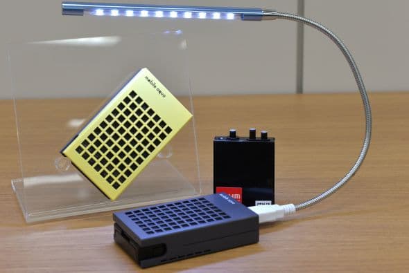 Esto significa que al llevar la celda en la mochila y teniendo un poco de agua al alcance podrías cargar tus dispositivos móviles en cualquier sitio sin necesidad de un enchufe eléctrico.