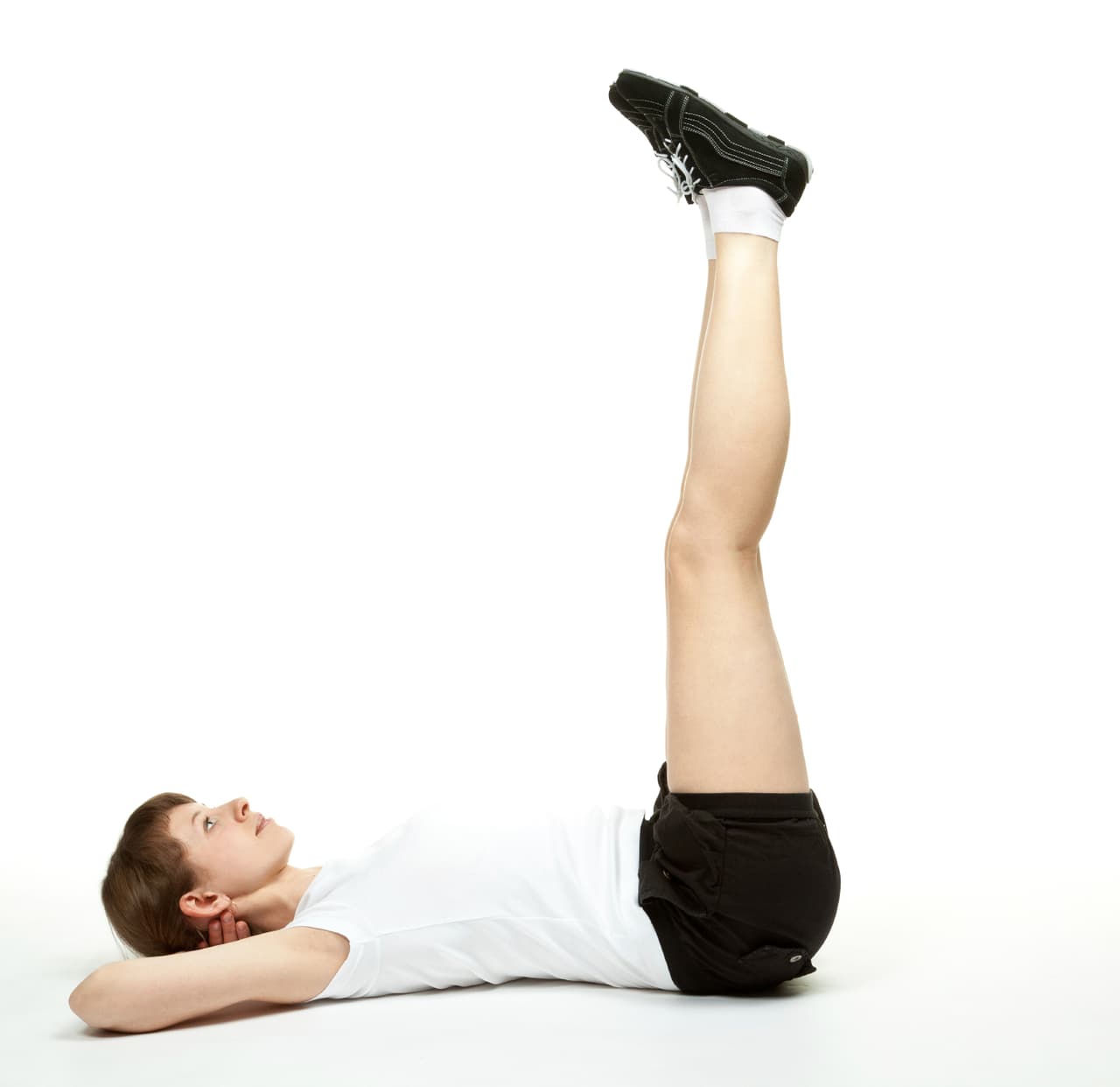 Acostada, flexiona las extremidades inferiores, es decir, levanta las rodillas y sube y baja los pies. Asimismo, gira los tobillos y muévelos hacia adelante y hacia atrás.