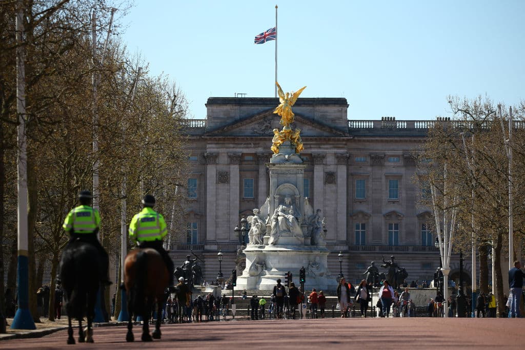 También la bandera de Reino Unido se ve a media asta en el Palacio de Buckingham, la sede oficial de la corona británica.