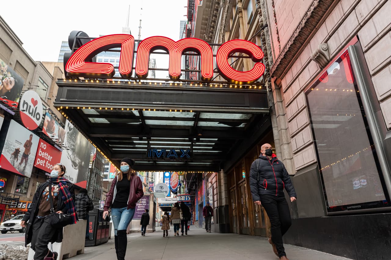 Cines de la ciudad de Nueva York reabren tras casi un año de receso por la pandemia 