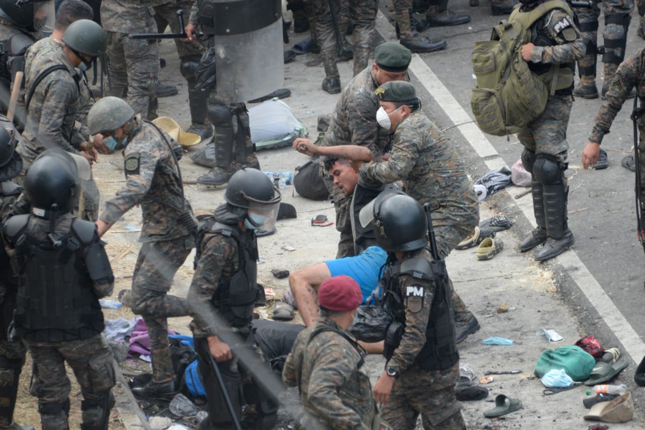 Ayer domingo hubo una fuerte refriega entre uniformados y migrantes en Vado Hondo. Las autoridades dispersaron el grupo momentáneamente.
<b><a href="https://www.univision.com/noticias/inmigracion/nueva-caravana-migrantes-violencia"> “Ayer fue duro. Nos cayeron a golpes y nos tiraron gases, </a></b>p ero afortunadamente no nos hirieron. Mis amigos y yo estamos bien”, dijo uno de los migrantes a Univision Noticias.
<br>