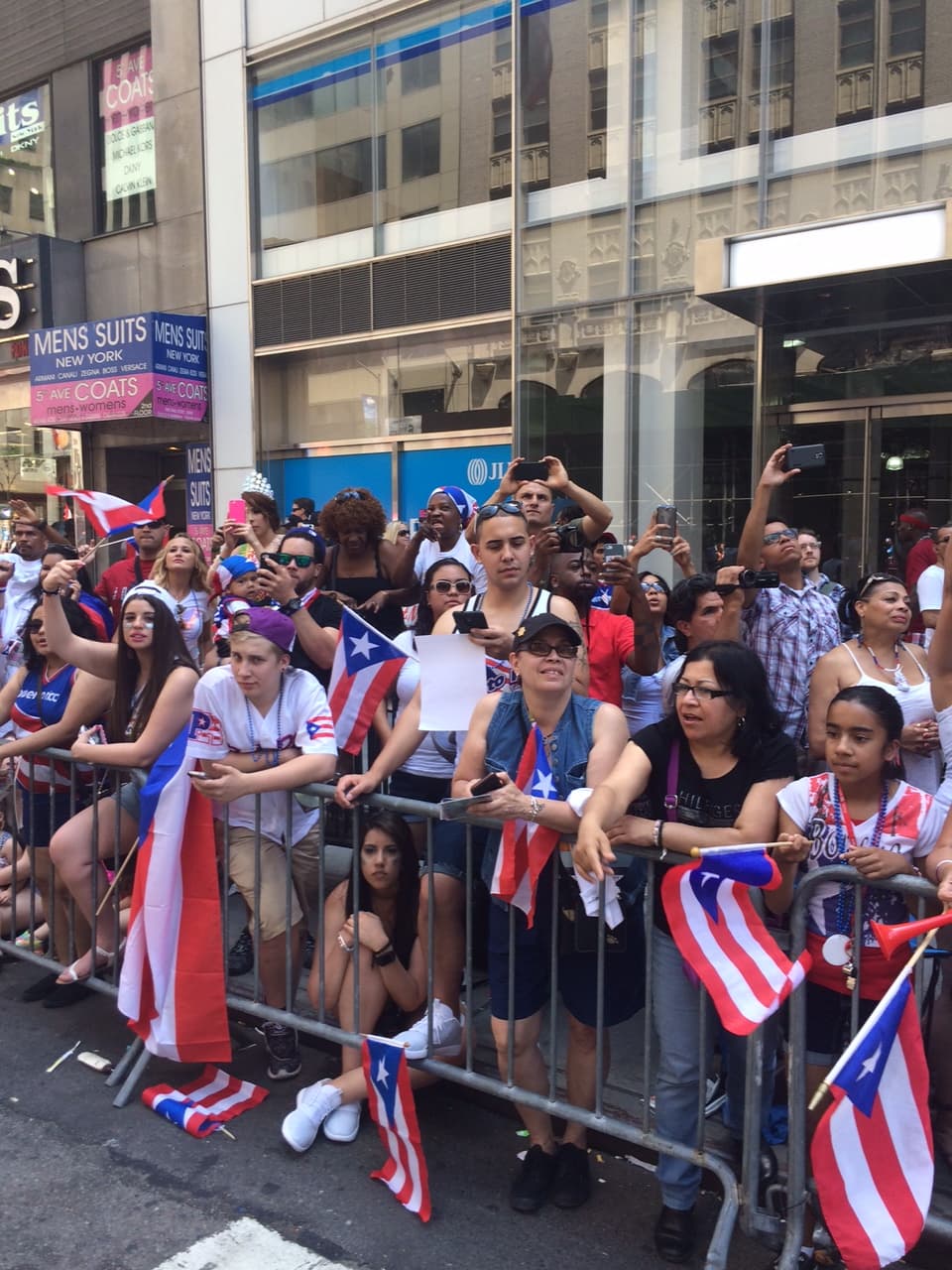 El equipo de Univision 41 se trasladó a la Quinta Avenida para formar parte de la edición 58 del Desfile Nacional Puertorriqueño en Nueva York, al cual también asistió el Gobernador de Puerto Rico Alejandro García Padilla. Un evento que sin duda ha puesto a gozar a los boricuas que se encuentran fuera de la isla.
