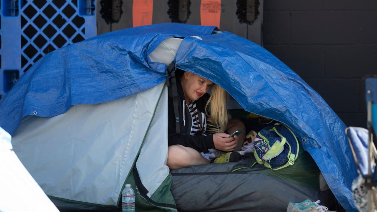 Alcaldesa de Los Ángeles presenta la estructura que se convertirá en el hogar de miles de mujeres desamparadas