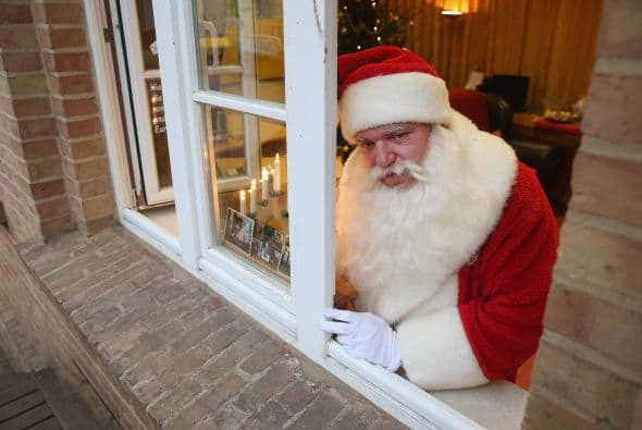 En Himmelpfort, Alemania este singular cartero llena de sonrisas a todos los niños, ya que vestido de Santa Claus mantiene el correo oficial de nuestro querido Papá Noel. La temporada navideña llega con ilusión a los más pequeños de la casa preparando sus cartas.