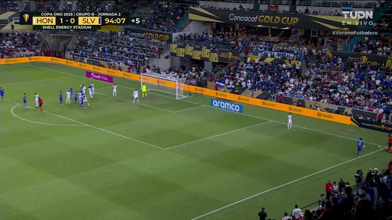 ¡GOL!  anota para Honduras. Dixon Ramírez