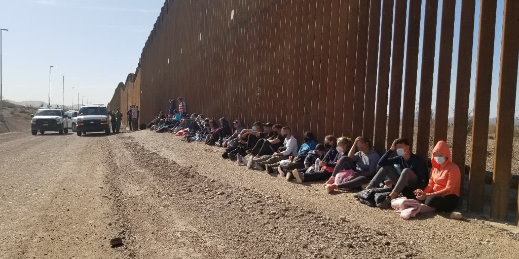 Estos 68 inmigrantes indocumentados fueron encontrados por agentes de la estación Ajo al oeste de Lukeville, Arizona. La mayoría eran adultos y unidades familiares de Cuba.