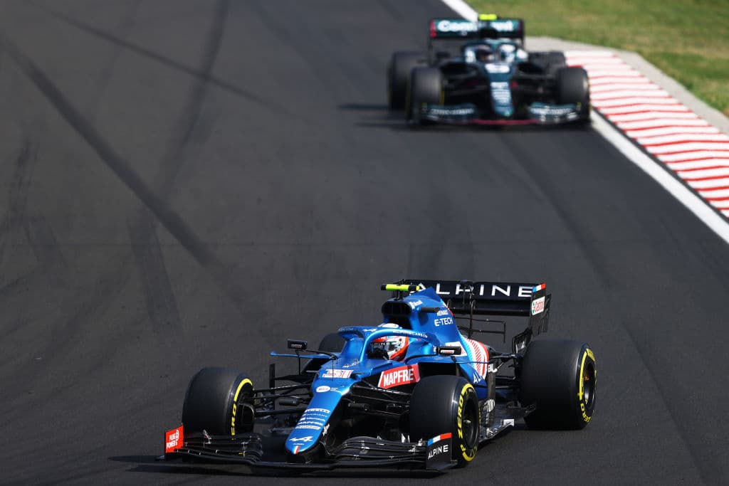 Esteban Ocon es campeón del Gran Premio de Hungría. La carrera se vio accidentada y detenida con bandera roja cuando Bottas se deslizó hacia la parte trasera del McLaren de Norris, quien se inclinó hacia el auto de Verstappen, y Bottas se estrelló contra el segundo Red Bull de Sergio Pérez. Stroll intentó zambullirse por el interior en la curva 1, pero golpeó el Ferrari de Charles Leclerc, que a su vez chocó contra Ricciardo. Vettel fue segundo y Hamilton consiguió la tercera posición.