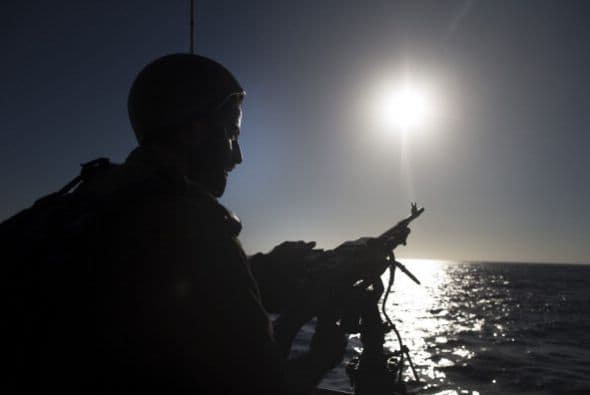 Los próximos pasos del movimiento islamista Hamás y de Israel son claves para detener la espiral de violencia que estalló el miércoles en la zona, en un aparente intento de la Yihad Islámica de arrastrar a ambas partes a un nuevo conflicto armado. "Israel considera a Hamás responsable de todo lo que ocurre (en Gaza): es el que ejerce la soberanía y el que debe responder por todo lo que ocurre", declaró un alto mando militar israelí en la zona, que reconoció que en los últimos meses no ve a milicianos de este grupo "participar en acciones terroristas". Para la Yihad Islámica, lanzar cohetes es "un medio excelente para avergonzar a Hamás, con el fin de demostrar que son ellos los que definen la agenda (política) en Gaza, mientras Hamás ha abandonado la yihad y la resistencia (armada) en busca del poder", escribe hoy el experto israelí en asuntos árabes y de Oriente Medio, Avi Isajarov. Organización mucho más pequeña, versátil e ideológica que Hamás, y sobre todo sin responsabilidades de gobierno, la Yihad trata de reavivar la lucha armada y "hace grandes esfuerzos para arrastrar (a ambas partes) a un nuevo conflicto", apelando en esta ocasión a la muerte de tres de sus hombres. Netanyahu debe decidir ahora "si quiere más violencia o seguir el toma y daca habitual con las milicias", subraya el académico.