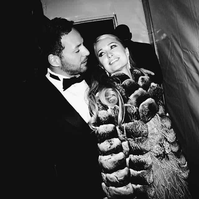 Parece que Paris Hilton quiere caminar hacia el altar.