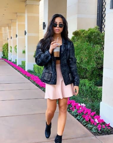 La chica, que nació el 7 de abril de 1998, ha mostrado cientos de fotografías en redes sociales donde se le mira posar con atuendos en tendencia.