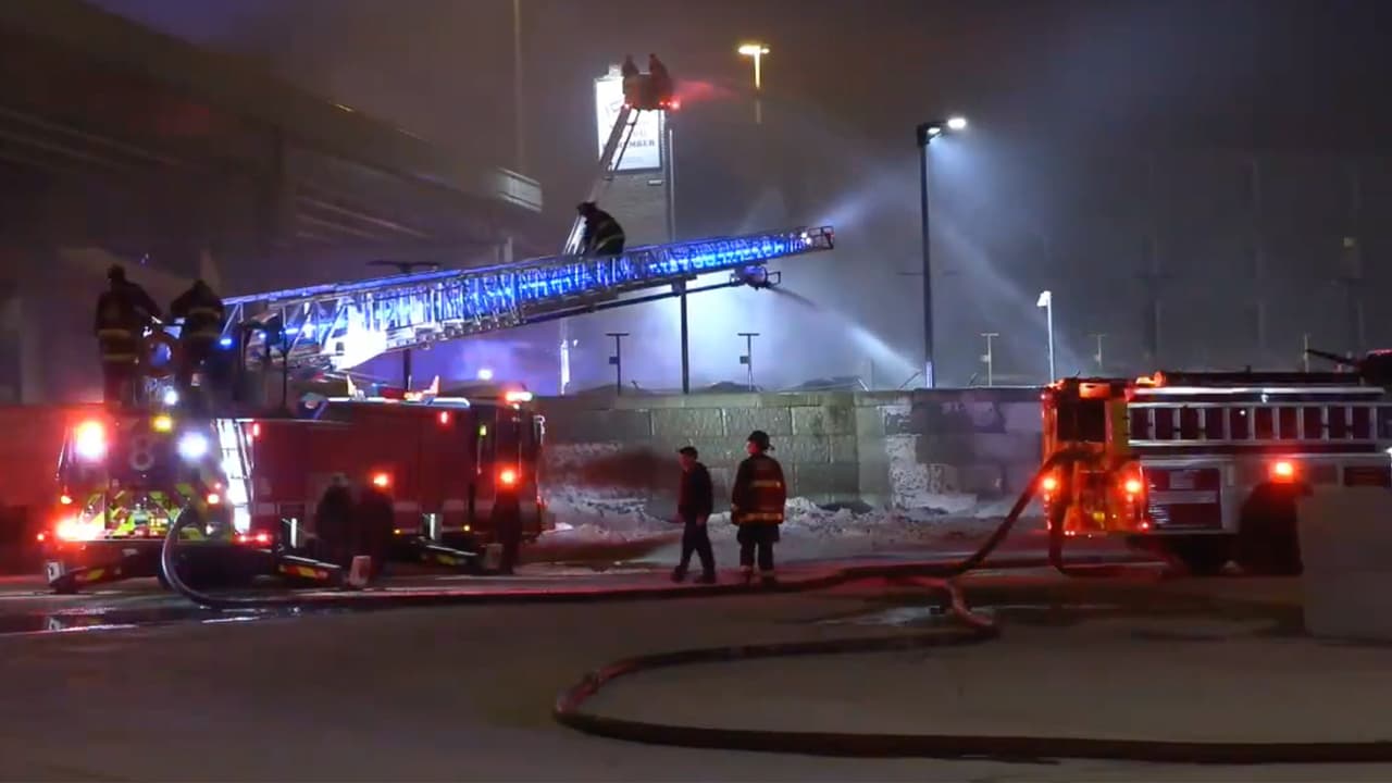 Incendio consume seis camiones de cemento en Pilsen