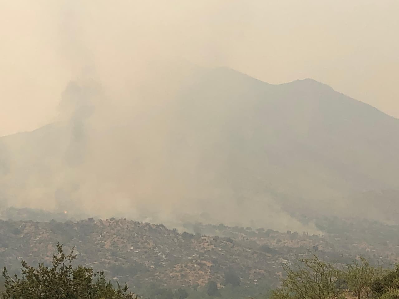 “Los fuertes vientos de una tormenta que pasaba empujaron el fuego hacia el oeste hacia de la Autopista 188, lo que forzó el cierre de la Autopista 188 desde Copper Cities Rd hasta el mm 231, y una parte de la SR 288 desde el cruce de la Hwy 188 hasta Forest Road 465”, informaron 
<a href="https://inciweb.nwcg.gov/incident/7019/" target="_blank">funcionarios del Bosque Nacional Tonto mediante su sitio web. </a>
<br>