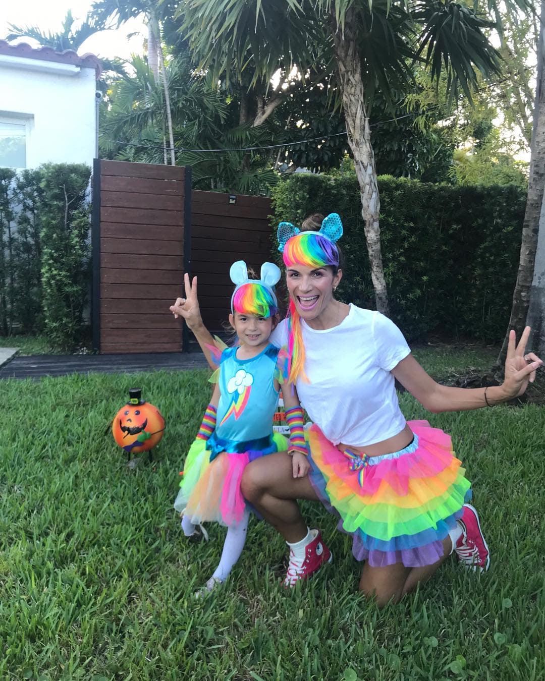 La más pequeña de casa contagia a su familia con su divertido gusto de la moda y en Halloween su mamá le copió el colorido vestuario.