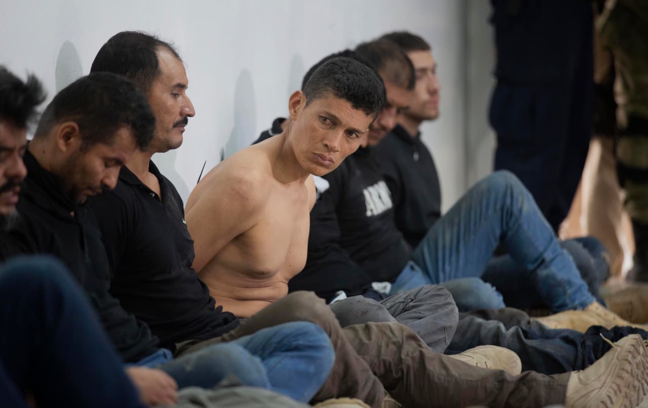 <b>Cómo entraron.</b> Unos 30 hombres llegaron de noche a la residencia presidencial
<b>vestidos con chalecos de la DEA</b>, la agencia antidrogas de EEUU, y se identificaron falsamente como agentes de ese organismo, según informó el embajador haitiano en Washington, Bocchit Edmond. El Gobierno de Haití, explicó, que tiene en su poder un video que así lo muestra. El embajador Edmond insistió en que no eran agentes de la DEA, sino que se hicieron pasar por ellos para lograr su objetivo.
<br>
<br>El Departamento de Estado de EEUU, a través de su portavoz Ned Price,
<b>ha negado cualquier implicación de la DEA </b>en el crimen.
<a href="https://elpais.com/internacional/2021-07-08/el-cerco-a-los-asesinos-del-presidente-de-haiti-agita-las-calles-de-la-capital.html" target="_blank">Un grupo de 24 agentes estadounidenses llegó el miércoles al país para ayudar</a> con las detenciones y a resolver el caso, según indicó una fuente cercana a Moise al diario
<i>El País.</i>