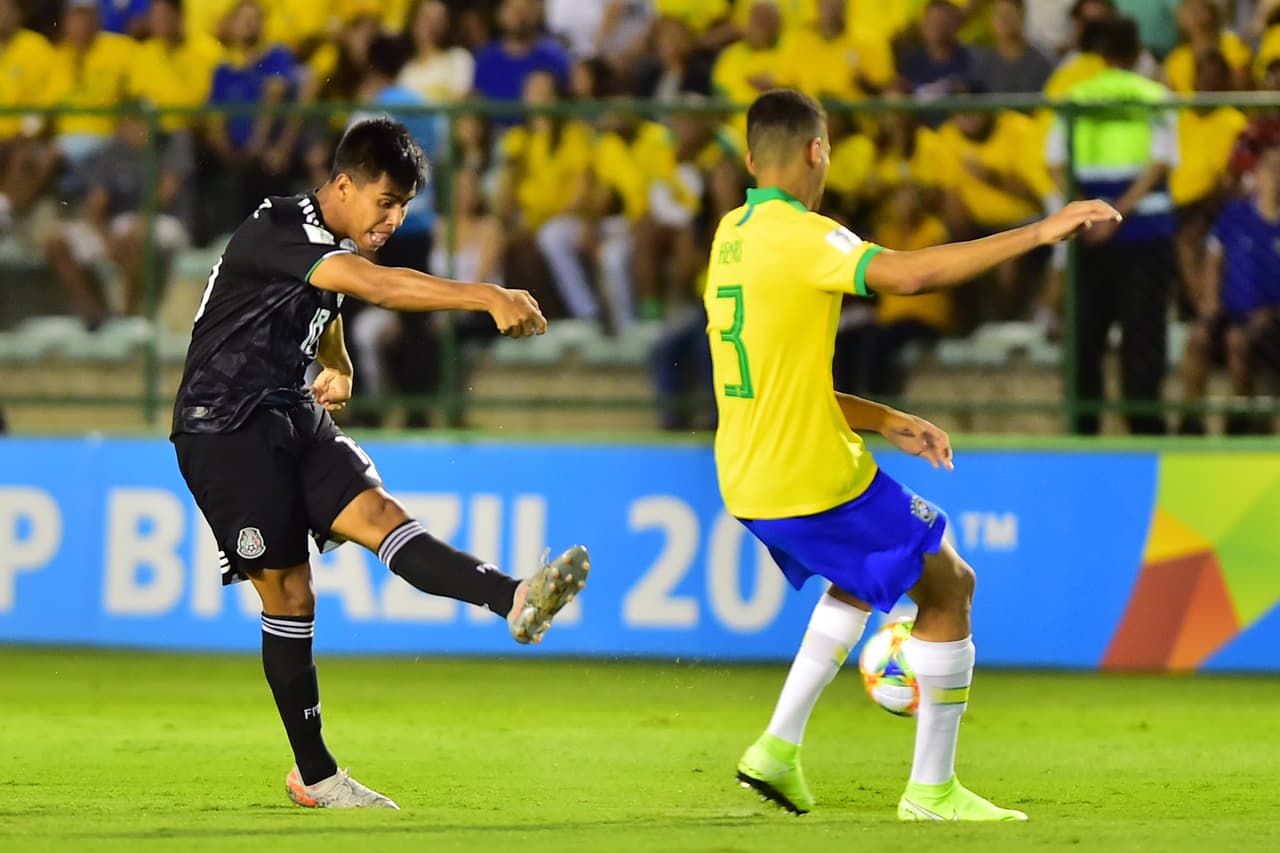 Primer intento del equipo tricolor que se va apenas desviado de la portería brasilera.