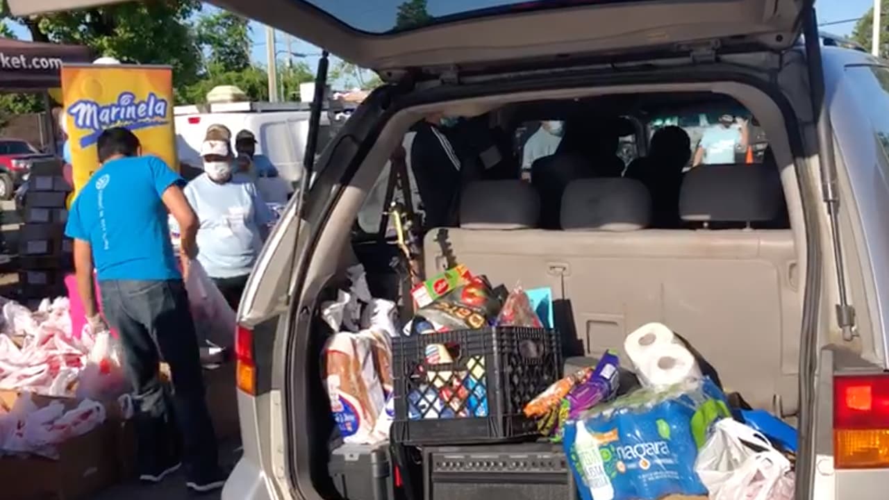 Los paquetes incluyeron artículos básicos para las familias.
