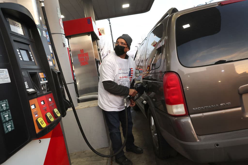 Biden elimina restricciones a la venta del etanol E15 en un intento por bajar el precio de la gasolina 