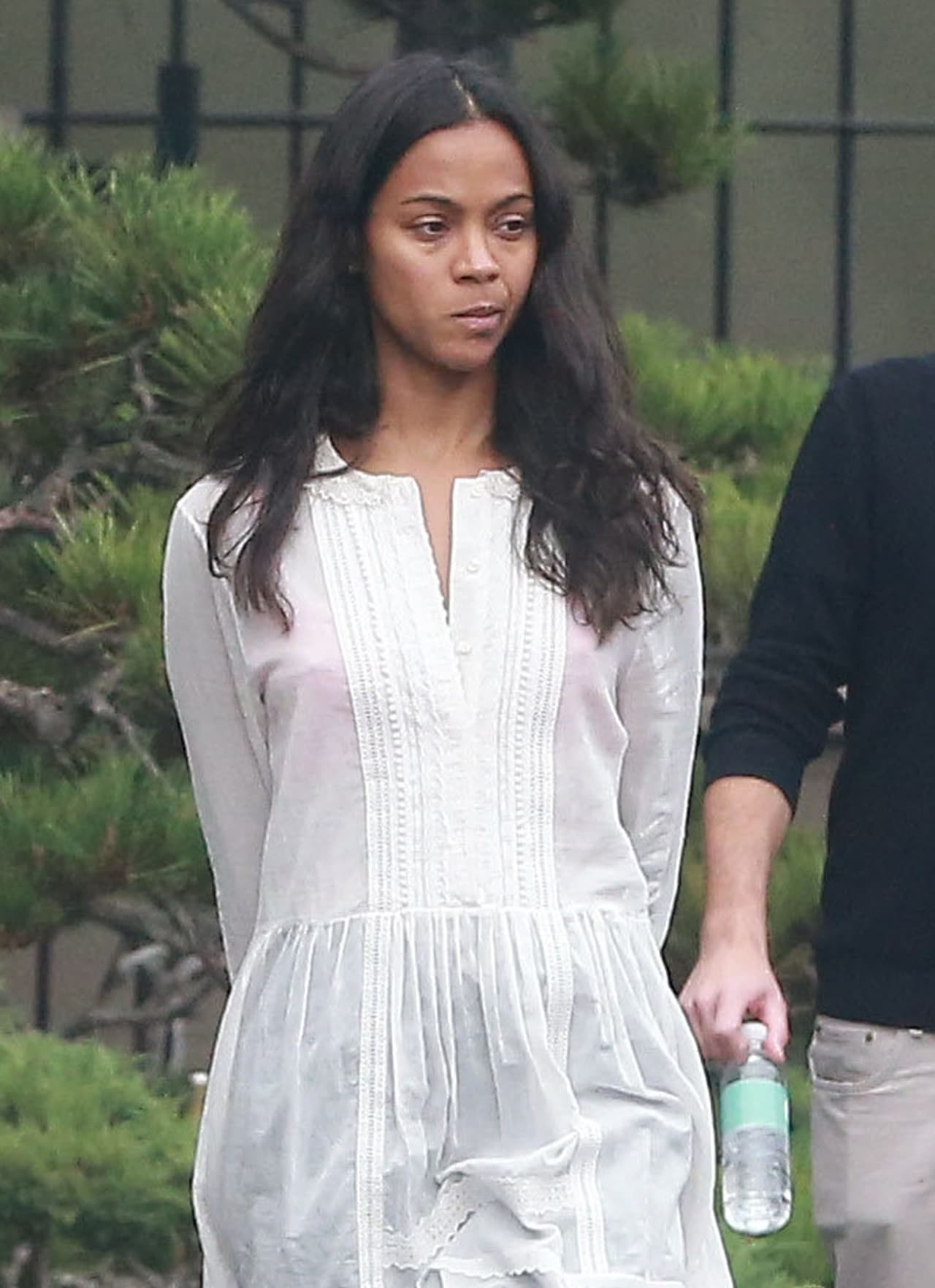 Durante una reunión con los hermanos Madden utilizó un blusón blanco.