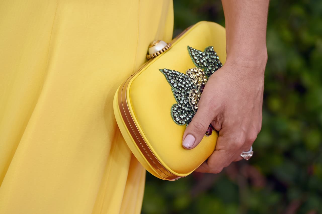 La casa Gucci le habría provisto esta cartera, acentuada con esmeraldas.