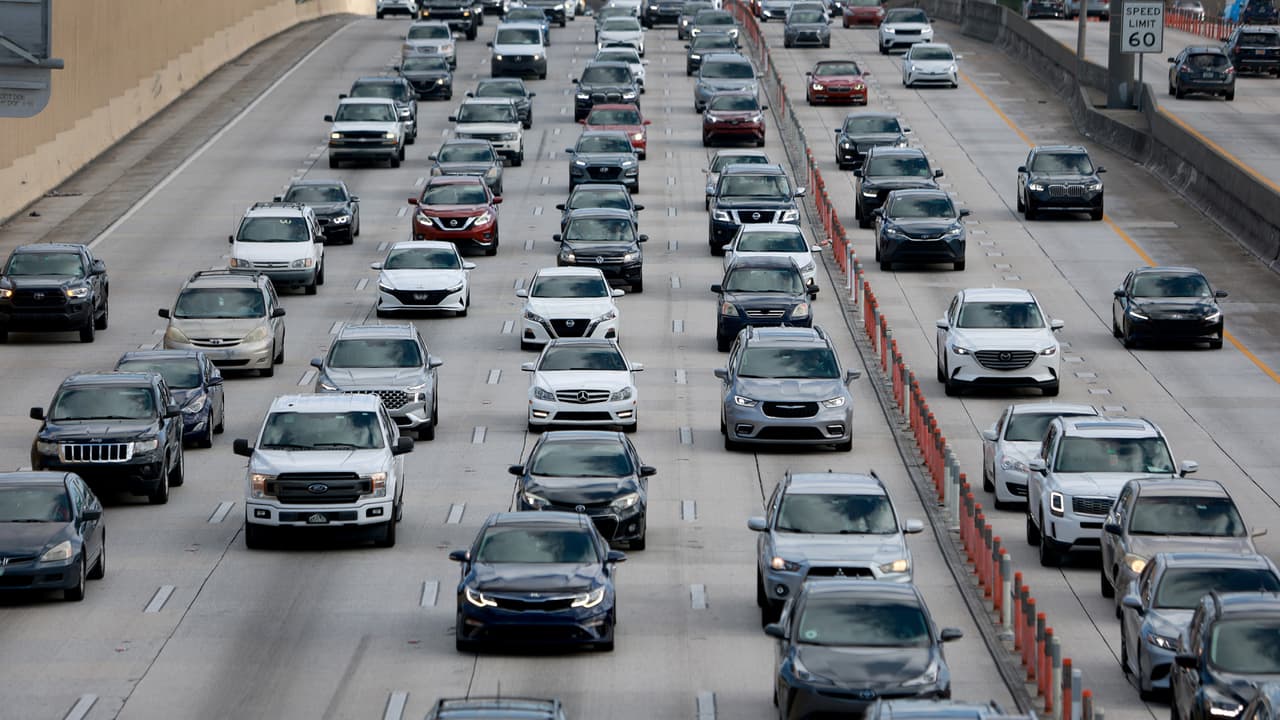 <h3 class="cms-H3-H3">HB-1589: aumenta sanciones contra inmigrantes por conducir sin licencia válida</h3>
<br>
<br>Son dos leyes firmadas por el gobernador Ron DeSantis que preocupa a los migrantes en Florida. Por un lado está la ley HB-1589, la cual aumenta la pena para aquellas personas que manejen sin licencia; por otra, la ley HB-1451 que prohíbe que condados emitan documentos a migrantes sin estatus legal. 
<br>
<br>Lurvin Lizardo, representante de la comunidad, explica cómo afecta a los inmigrantes:
<br>
<br>
<a href="http://uni.vi/LKeE105maRH" target="_blank">Ron DeSantis firma tres proyectos de ley contra la inmigración irregular: HB-1589, HB-1451 y SB-1036</a>