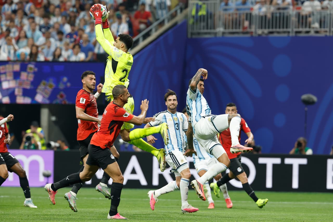 El portero egipcio Mostafa Shoubir (23) atrapa el balón durante el partido de octavos de final de la Copa Mundial entre Argentina y Egipto en Atlanta, el martes 7 de julio de 2026.