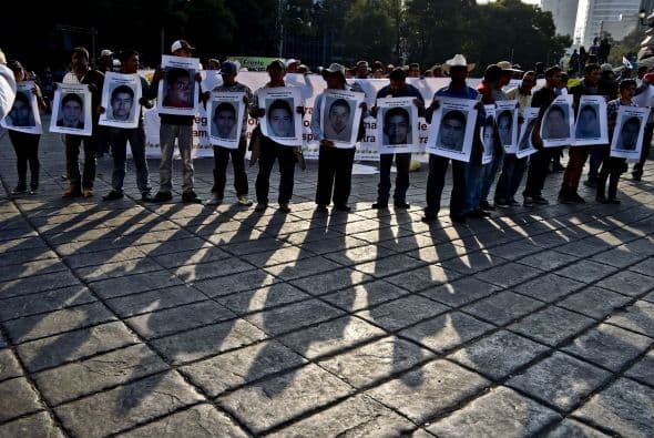 Muchos portaban pancartas con los rostros de los jóvenes desaparecidos.