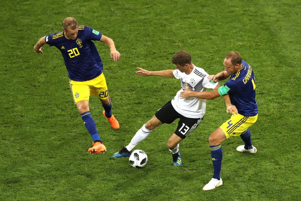 De inmediato Alemania tomó la iniciativa del partido. En la imagen se aprecia al atacante alemán Thomas Müller (13) conduciendo el balón en medio de dos defensores suecos.