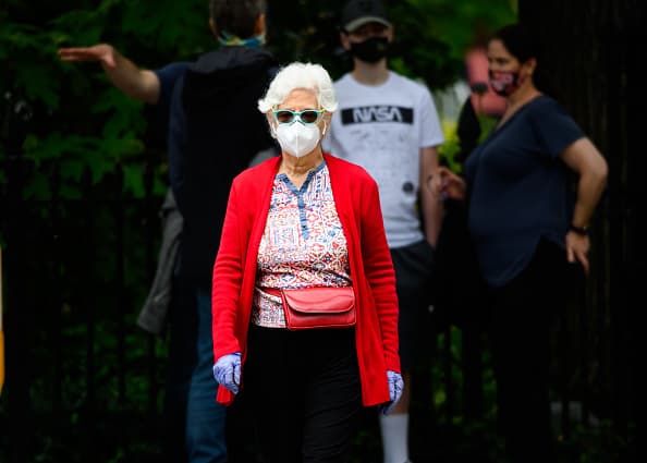 <b>No lleves bolsos grandes</b> o voluminosos. Mejor aún, si eres mujer, evita las carteras, para que nadie se sienta en la tentación de arrebatártela.