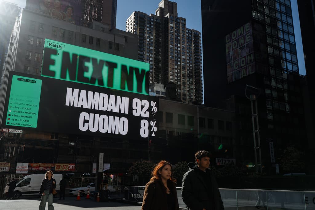 Al amanecer del martes, 4 de noviembre, la proyección que la compañía Kalshi publicó en una pantalla publicitaria gigante en Manhattan, sostenía que Zohar Mamdani sería el nuevo alcalde de la Ciudad de Nueva York, derrotando a Andrew Cuomo, con un 92% del voto.