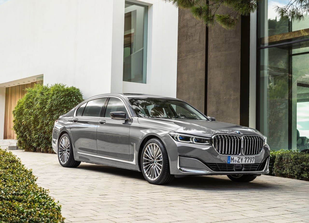 <h3 class="cms-H3-H3"><b>1. BMW 7 Series</b></h3>
<br>
<b>Diferencial porcentual de precio sobre modelo de un año de uso: </b>43.4%
<br>
<b>Diferencial de precio en dólares sobre modelo de un año de uso: </b>$47,447
<br>
<br>Y, por último, tenemos al BMW 7 Series que tras un año de uso pierde hasta $47,447 de su valor, lo que representa un 43.4%. Los autos súper lujosos como éste sufren una depreciación enorme debido a sus altos precios iniciales, además que el fabricante tiene planeado rediseñar este modelo para su próxima edición. 
<br>