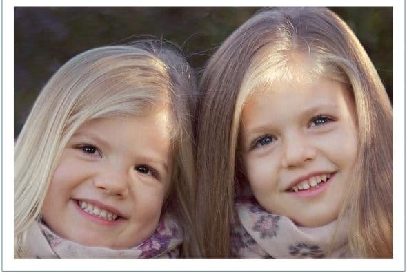 La princesa de Leonor acaba de ser nombrada princesa de Asturias y es la segunda en la línea de sucesión a la corona española.Actualmente estudia en un colegio muy cerca de sus padres, pero al igual que su padre el rey Felipe VI recibirá amplia formación militar y profesional.Sólo tiene ocho años, pero ella sabe su papel y demuestra su formación real en cada evento al que asiste. Toma clases de mandarín, ballet y practicar deporte.