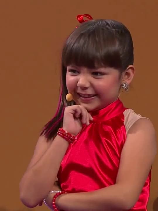 Fue en la primera temporada de Pequeños Gigantes que todos conocimos a 
<a href="https://www.univision.com/shows/pequenos-gigantes/montserrat-garcia-la-mala-telesa-que-se-robo-nuestro-corazon" target="_blank">Montserrat García,</a> en ese entonces apenas tenía seis años de edad. Su personaje 'Telesa', una parodia de la telenovela 'Teresa', protagonizada por la actriz Angelique Boyer, la llevó a ganarse la simpatía del público.