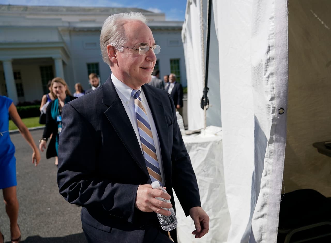 Una de las maneras más eficaces de tratar la adicción es la
<b> terapia basada en fármacos</b>, que consiste en dar al paciente una dosis de metadona o buprenorfina, en mínima cantidad para satisfacer la necesidad de consumo y disminuir los efectos el síndrome de abstinencia, pero no tanta como para generar euforia. De esta manera, los cambios modifican la química en su cerebro para finalmente liberarse de la adicción. Tanto los CDC, como el 
<a href="https://www.drugabuse.gov/publications/effective-treatments-opioid-addiction/effective-treatments-opioid-addiction">Instituto Nacional sobre el Abuso de Drogas</a> y la OMS la avalan. Sin embargo, algunos como el 
<a href="http://www.univision.com/noticias/drogas-y-adicciones/en-contra-de-toda-evidencia-cientifica-tom-price-desacredito-una-de-las-mejores-terapias-para-tratar-la-adiccion-a-los-opioides">ex secretario de salud, Tom Price</a>, consideran que alimenta la adicción, algo que la ciencia ha desmentido.