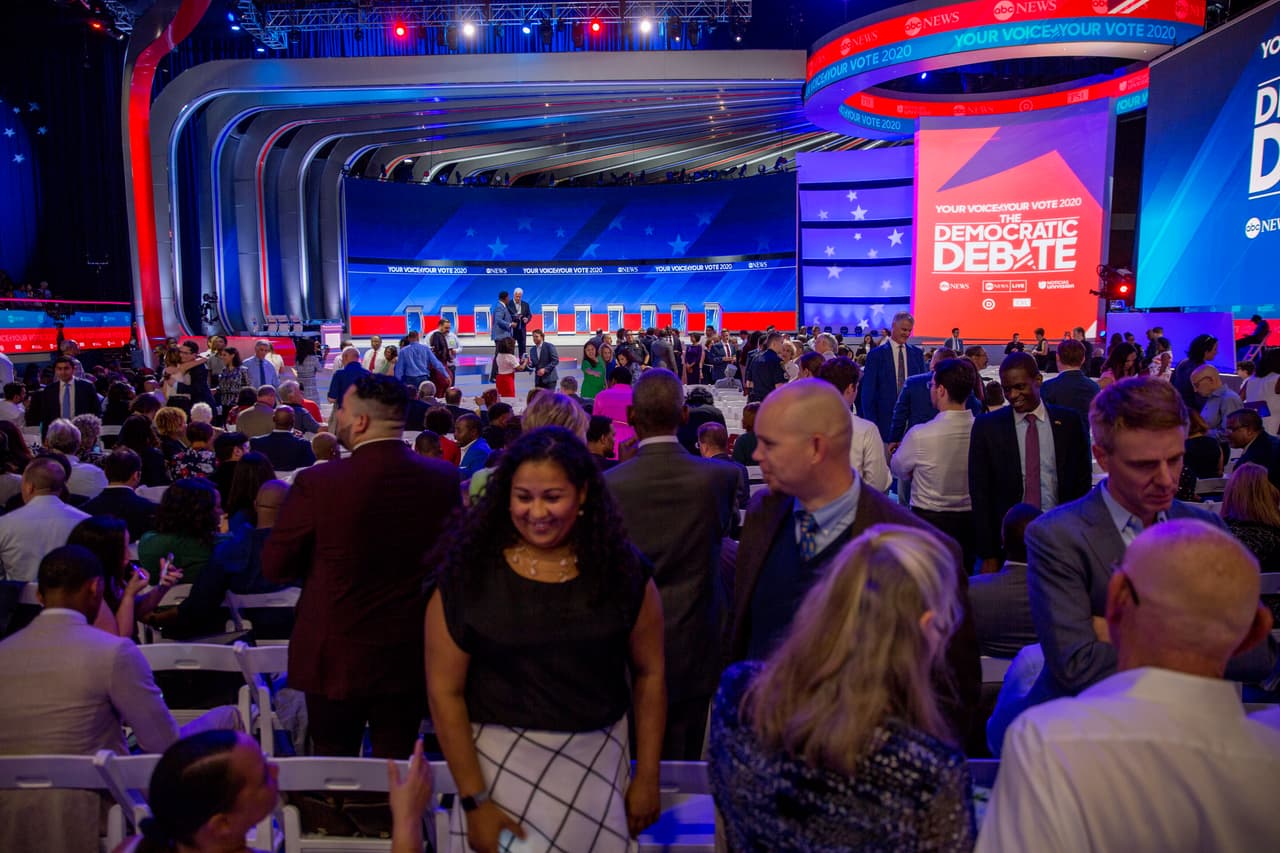 El público asistente al tercer debate demócrata en Houston busca sus puestos dentro del complejo de Salud y Educación Física en la Universidad del Sur de Texas. Este centro de estudios tiene más de 9,000 estudiantes inscritos y aunque inicialmente se estableció para la educación de afroamericanos ahora es considerada una de las instituciones más diversas del estado.