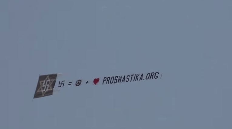 Esvástica sobrevuela playas de NY