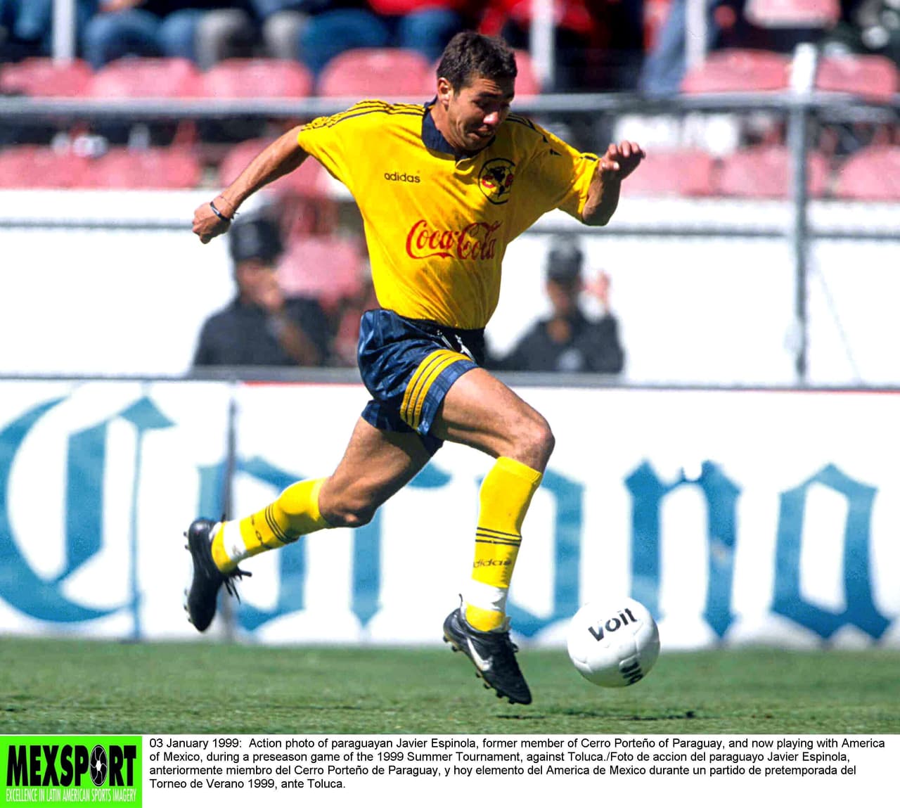 Javier Espínola sólo disputó 10 partidos con el equipo azulcrema, su estadía en el club fue de Enero a Mayo de 1999.