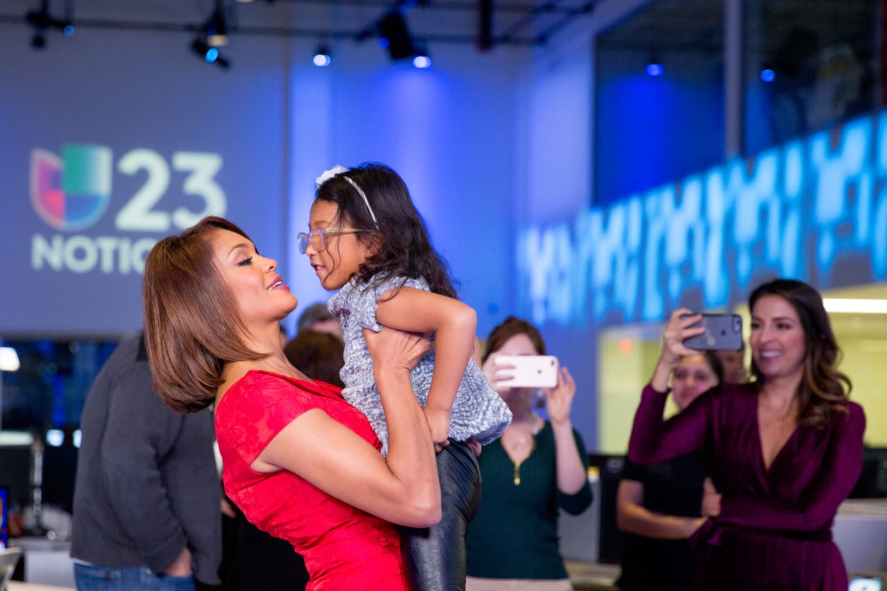 Muchos acompañaron a Ilia Calderón en su camino al estudio cuando llegó la hora de la emisión del informativo. En la fotografía el abrazo de la suerte de su hija Anna, justo antes de comenzar el noticiero.