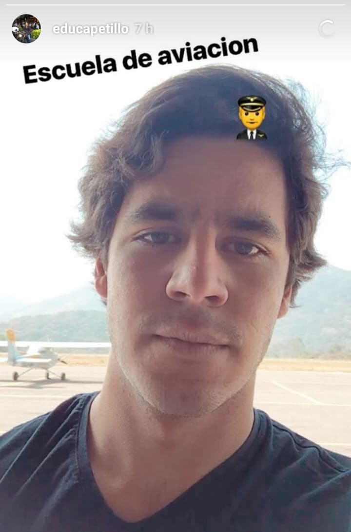 Apenas ayer compartió esta imagen en la escuela de aviación así que, por lo visto, también está aprendiendo a pilotear aviones.