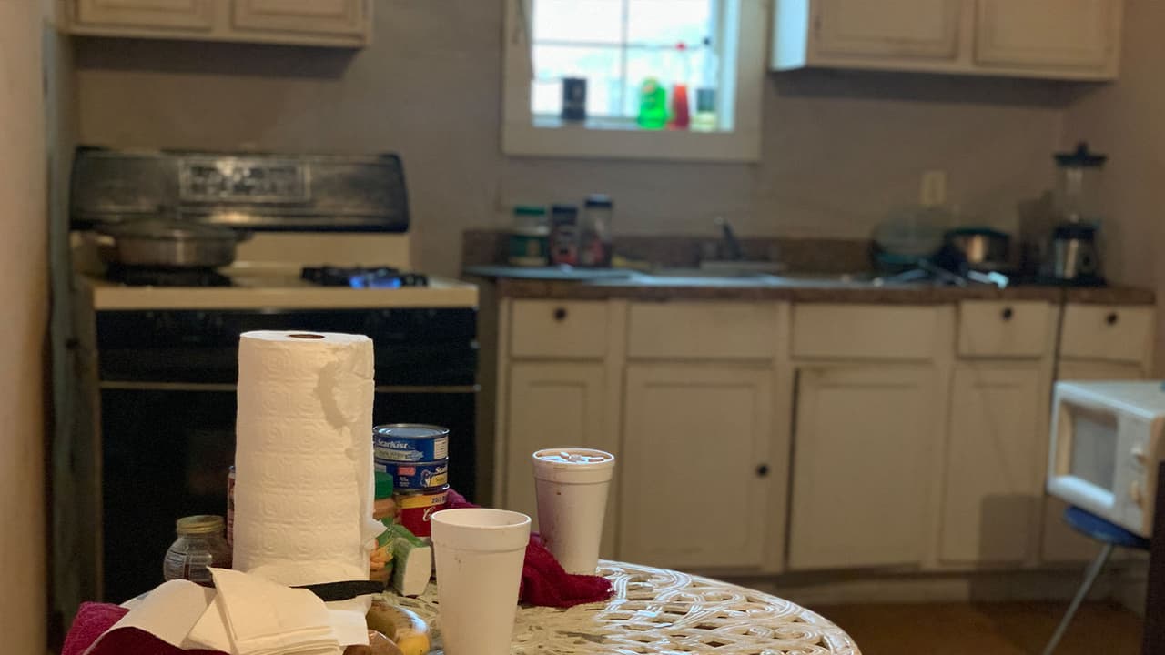 El señor del elote vive en una humilde y pequeña vivienda de renta donde tiene lo básico para sobrevivir.