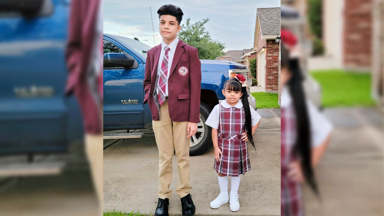 <b>"Inicio de regreso de la escuela. Mis hijos Leo y Sofia". </b>Autoridades locales han pedido a los padres
<a href="https://www.univision.com/local/houston-kxln/cuales-son-los-estudiantes-que-pueden-acceder-a-la-opcion-de-educacion-virtual-en-houston-isd-video">vacunar a los estudiantes mayores de 12 años</a> contra el covid-19.
