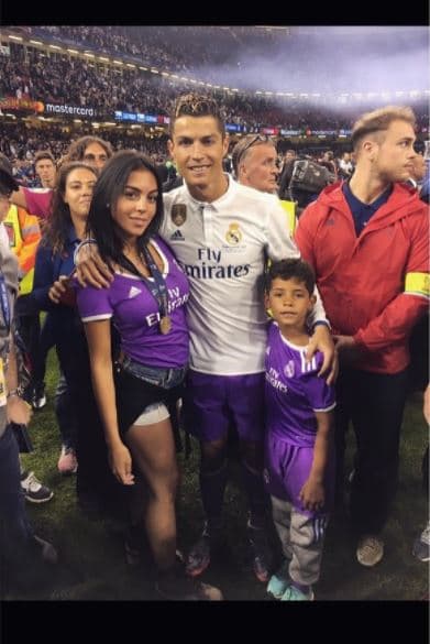 La primera foto juntos que posteó en su Instagram es ésta, en la que aparecen Cristiano y su hijo en el campo de fútbol en junio de 2017. Ahí, la ahora 'socialité', demostró su don para la moda al estilizar un jersey del Real Madrid con un par de shorts 'denim'.