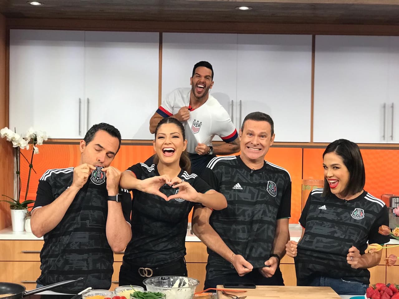 Cuatro mexicanos presumían el amor por la camisa de la Selección Mexicana hasta que un venezolano apareció al fondo para defender el equipo de su país natal.