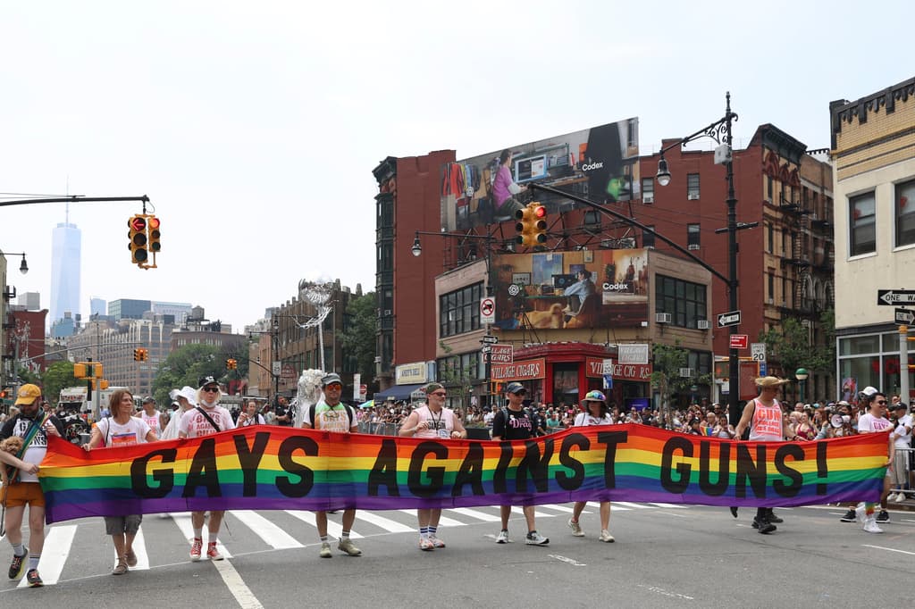 El tradicional 
<b><a href="https://www.univision.com/local/nueva-york-wxtv/fotos-del-desfile-de-la-comunidad-lgbtq-en-nueva-york-bajo-el-lema-levantate-orgullo-en-protesta-fotos" target="_blank">Desfile de Orgullo de la comunidad LBGTQIA+</a></b> cobró vida el domingo, 28 de junio en la ciudad de Nueva York, con la participación de miles de personas. 
<br>
<br>Como es costumbre, quienes formaron parte de la histórica marcha, expresaron sus posiciones sobre 
<b>temas que impactan a la comunidad en general</b>. Por ejemplo, este grupo manifestó el rechazo de los gays (hombres homosexuales) a las 
<b><a href="https://www.univision.com/noticias/tiroteos/atacante-del-club-gay-de-colorado-tenia-una-web-neonazi-y-habia-publicado-una-foto-de-una-mirilla-apuntando-a-un-desfile-del-orgullo" target="_blank">armas de fuego</a></b>.