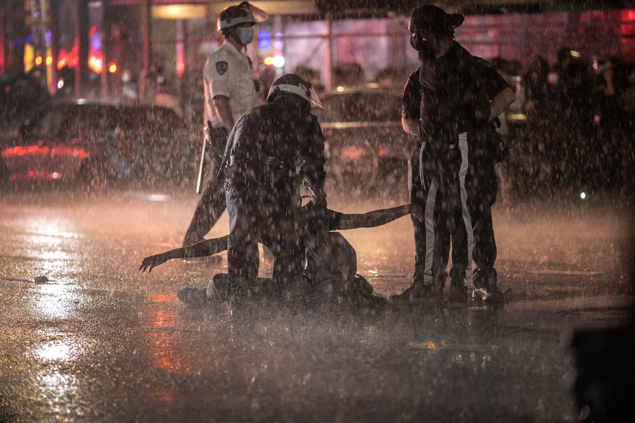 El alcalde Bill de Blasio señaló que la mayoría de las protestas se habían realizado de forma pacífica y condenó los actos violentos ocurridos en algunos puntos de la ciudad.