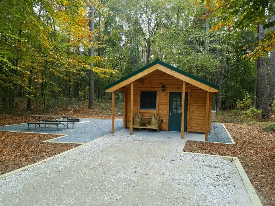 <b>Cliffs of Neuse State Park (Seven Springs)</b>
<br>
<b>Sitio web</b>:
<a href="https://www.ncparks.gov/state-parks/cliffs-neuse-state-park">https://www.ncparks.gov/state-parks/cliffs-neuse-state-park</a>
<br>
<b><a href="https://maps.app.goo.gl/UF9wxEfHKBxW6XSY7">Cómo llegar</a> </b>
<br>
<br>El área para acampar familiar de Cliffs of the Neuse está situada en una zona boscosa cerca de la oficina del parque. Hay tres cabañas para reservar con capacidad para seis personas, tienen electricidad y una unidad de aire acondicionado y calefacción. No hay agua en las cabañas, pero hay un grifo central en las cabañas y acceso al lavadero.