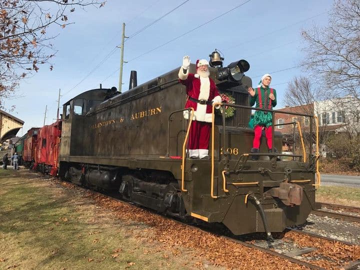 Durante noviembre y diciembre, el tren recorrerá las cuatro millas y media de vía, lo que permitirá a los que estén a bordo vislumbrar unas vistas impresionantes del campo. Algunos viajes en tren también incluyen degustaciones de chocolate caliente.
