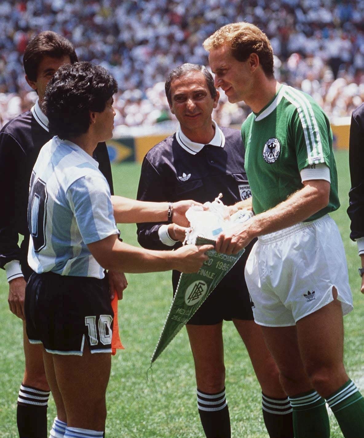 México 1986: Juan Carlos Abara cantó ‘El mundo unido por un balón’. Para ese Mundial también hubo dos canciones adicionales como oficiales, ‘Hot, hot, hot’ de Arrow y ‘A special kind of hero’ de Stephanie Lawrence.
