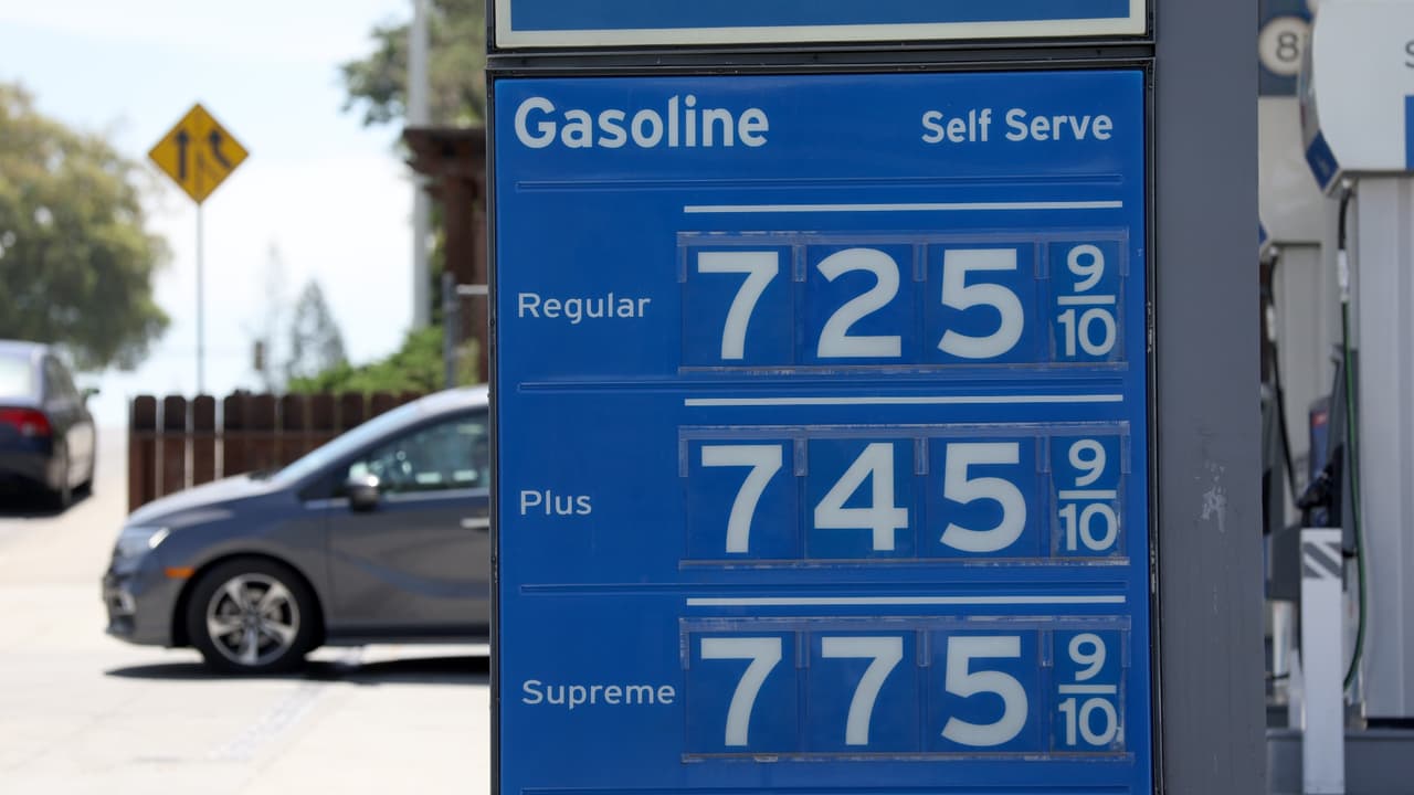 Esto pagarían los californianos por el galón de gasolina si se eliminan los impuestos estatal y federal