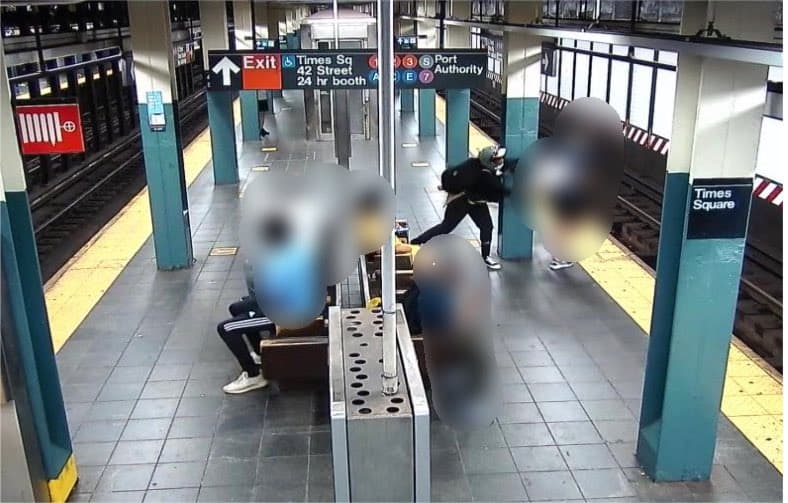 Detienen a una mujer con largo historial criminal tras intentar empujar a un hombre a las vías del subway